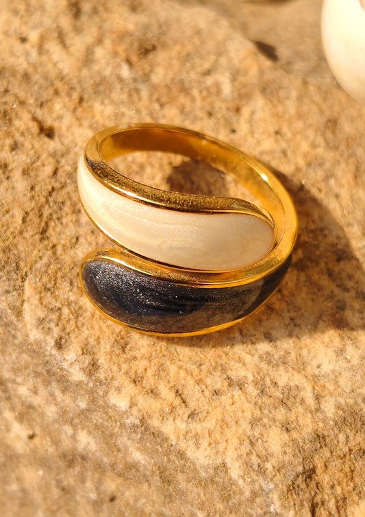 Siora Jewels Black and White Dual Tone Ornate Twist Ring – Seoraajewels Anti Tarnish Waterproof Gold Plated Statement Piece