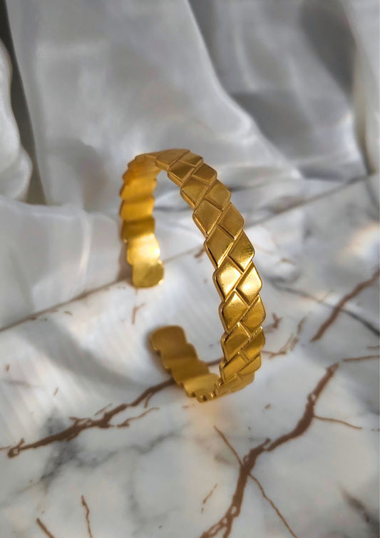 Siora Twilight Ripple Gold Cuff – Bold anti tarnish stainless steel gold plated bangle with wave-inspired texture, waterproof and stylish for daily fashion.