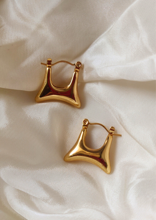 Siora Lunar Current Earrings – Stylish gold-plated sculptural earrings with fluid curves, waterproof and anti-tarnish, ideal for trendy statement looks.