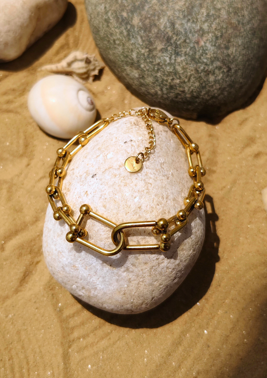 Siora Chainbound Elegance Bracelet – Bold gold-toned link bracelet, Seoraajewels anti tarnish, waterproof, hypoallergenic trendy statement piece.