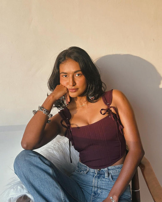 Rida Tharana in Seora Burgundy Graziella Corset – Influencer Rida Tharana flaunts the Seora Graziella Corset Crop Top in a sophisticated wine hue with boned structure, quilted front, adjustable straps, and crisscross back. A chic casual top for brunches, day outings, and stylish gatherings