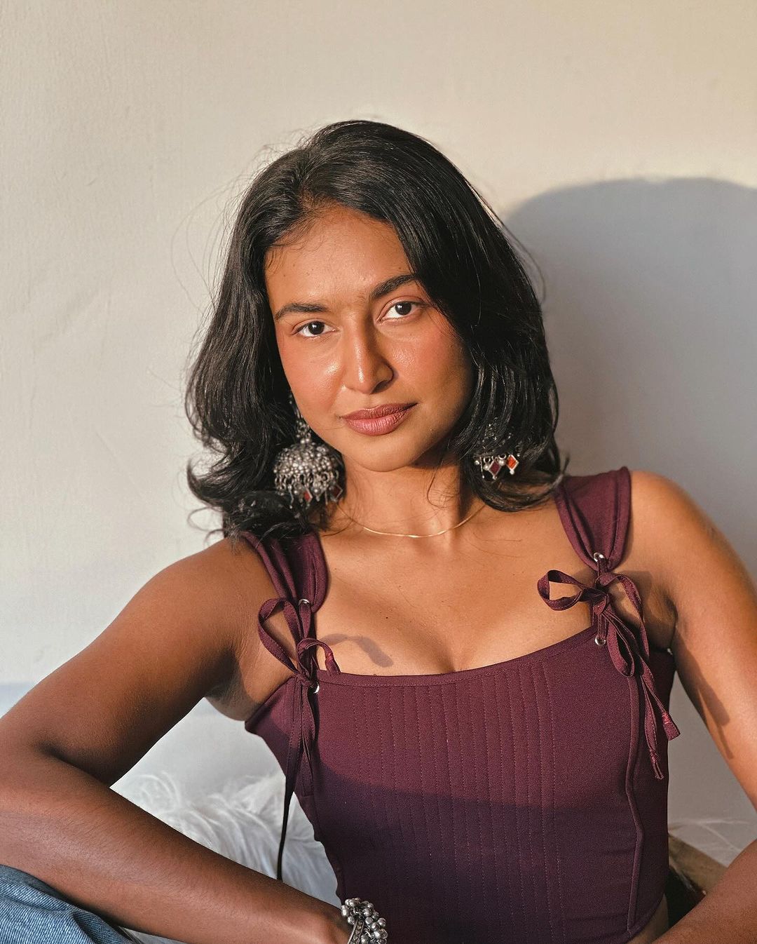 Rida Tharana in Seoraa Burgundy Corset Crop Top – Rida Tharana slays in the Seoraa Graziella Corset Top with wine-colored Banana Crepe fabric, boning, quilting details, adjustable tie-up straps, and crisscross back. Ideal for casual outings, brunches, and summer events.