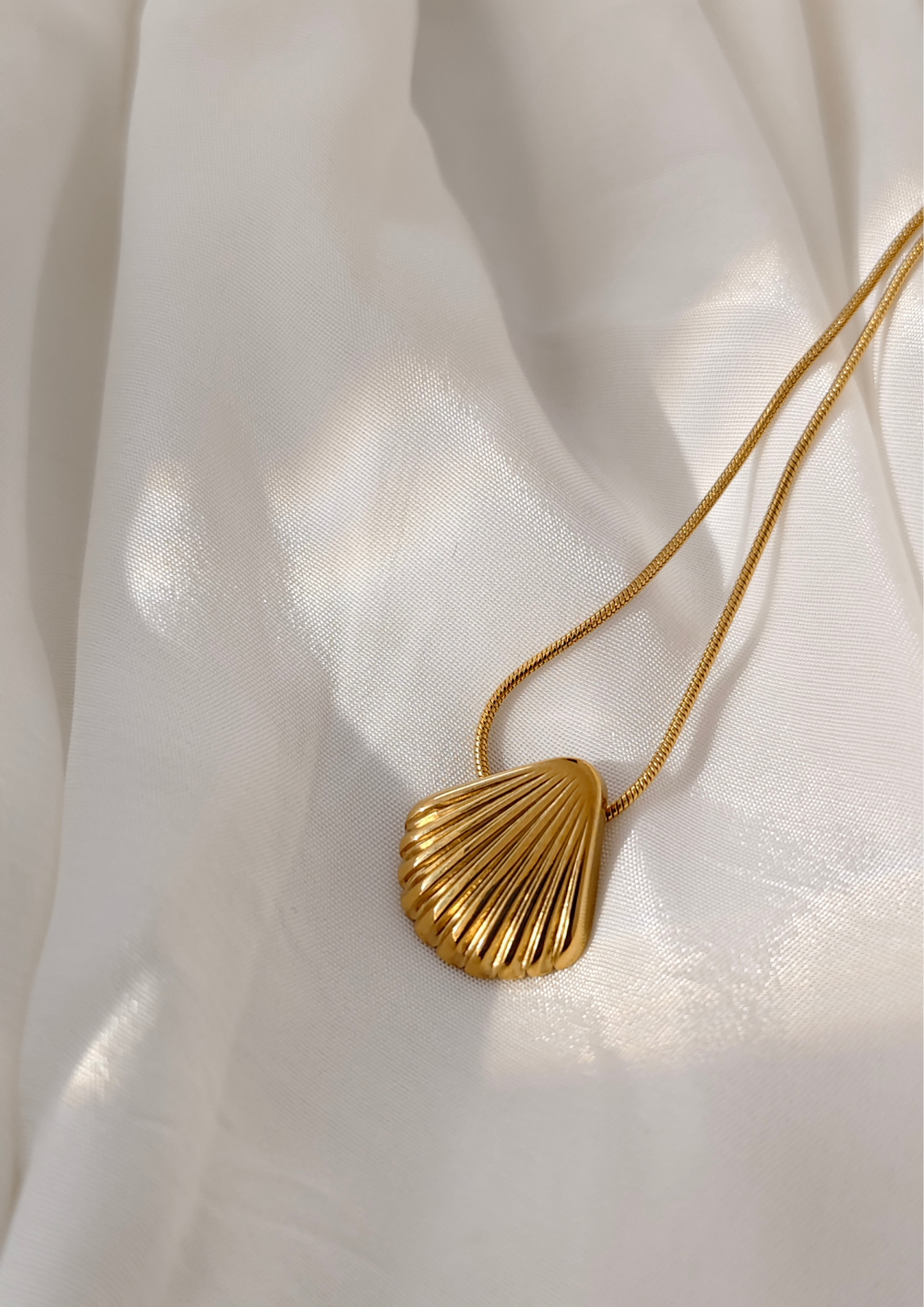 Siora Ocean Whisper Seashell Pendant Necklace – Stylish anti tarnish waterproof gold plated chain with intricate seashell charm, trendy statement jewellery for summer outings.